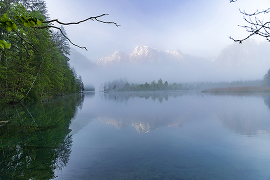 Der wildromantische Almsee im Morgenlicht