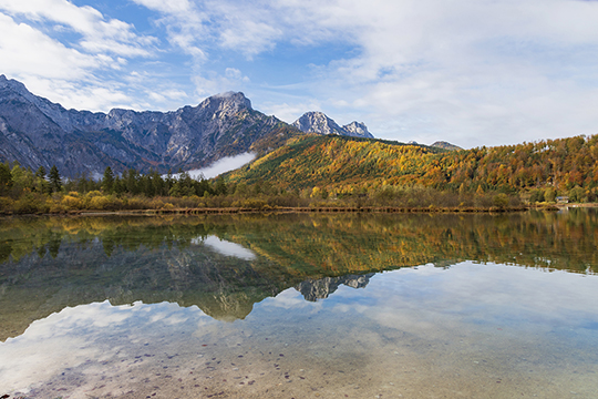 Reste vom herbstlichen Nebel vor dem Toten Gebirge