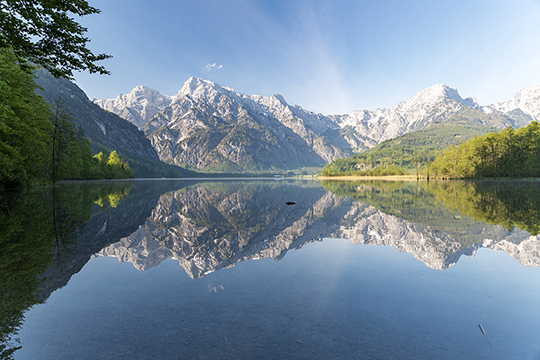 Der Almsee mit dem Toten Gebirge im Hintergrund
