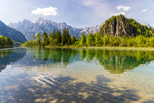 Der Almsee mit Ameisstein und dem Toten Gebirge im Hintergrund