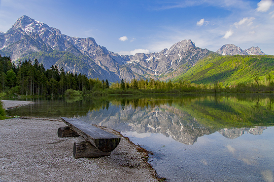 Der Almsee und ein Platz zum niederlassen