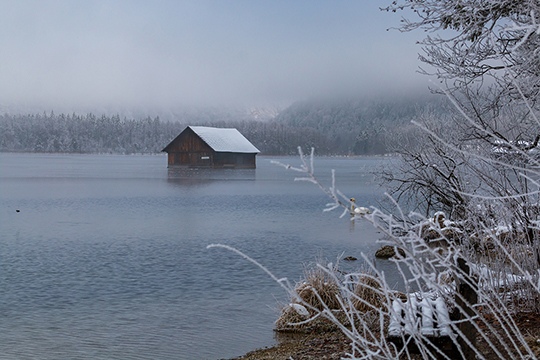 Einsam steht die Hütte im Almsee