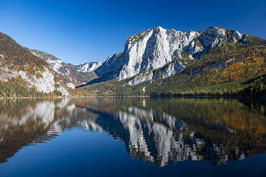 Die Berge spiegeln sich im See