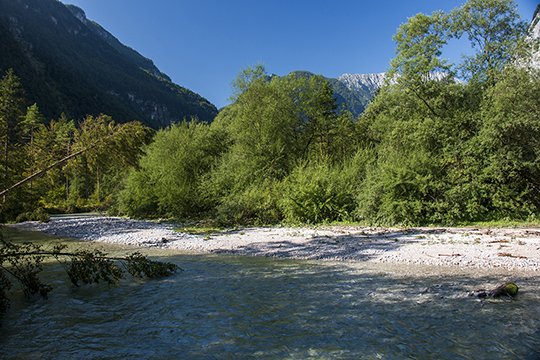 Breit schlingt sich der Fluss durch das Tal