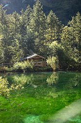 Einsam steht die Fischhütte am See