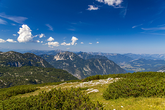 Bei klarer Fernsicht sind die umliegenden Berge gut sichtbar
