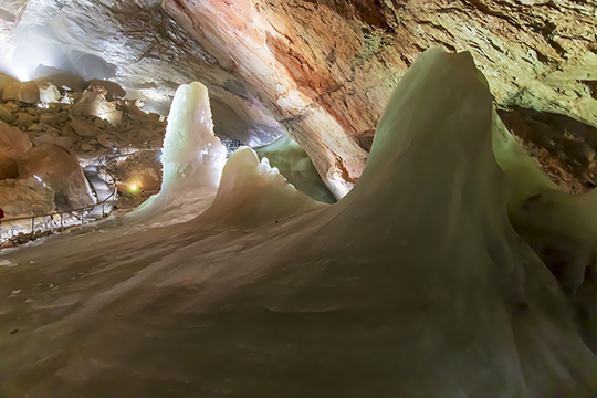 Die Eisskulpturen werden in verschiedenen Farben angeleuchtet