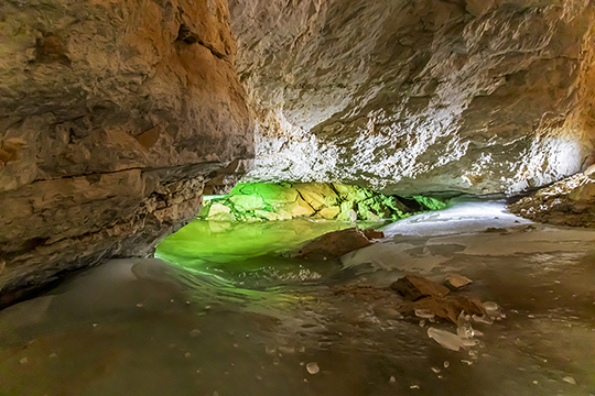 Unterirdischer See wird grün beleuchtet