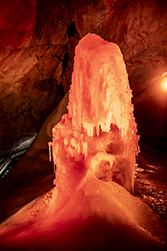 Riesige, natürliche Eisskulpturen auf dem Weg