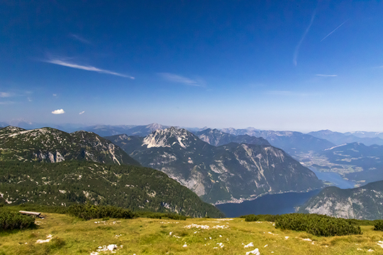 Ein Blick in die Ferne über dem Hallstätter See.
