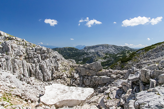 Überall sind in Senken noch Reste vom Gletscher sichtbar