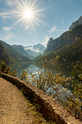 Die Sonne strahlt über dem See