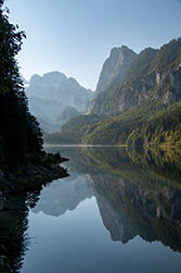 Der See im Morgenlicht. Dunst steht über dem See