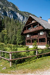 Am Wegesrand steht eine Jagdhütte