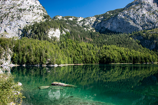 Inmitten der Berge liegt der hintere Gosausee