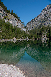 Die Berge spiegeln sich im hinteren Gosausee
