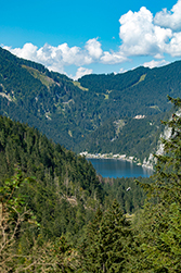 Ein Blick aus der Höhe auf den vorderen Gosausee