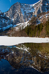 Das Höllengebirge spiegelt sich im See