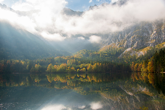 Der Nebel lichtet sich über dem See