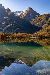 Die Berge spiegeln sich im ruhigen See