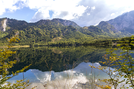 Die Wolken spiegeln sich im See
