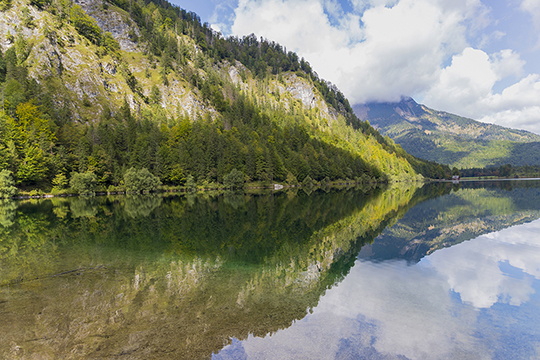 Farbenspiel mit Spiegelung im See