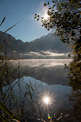 Die Sonne spiegelt sich im See