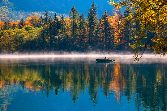 Ein Fischer im Boot am frühen Morgen