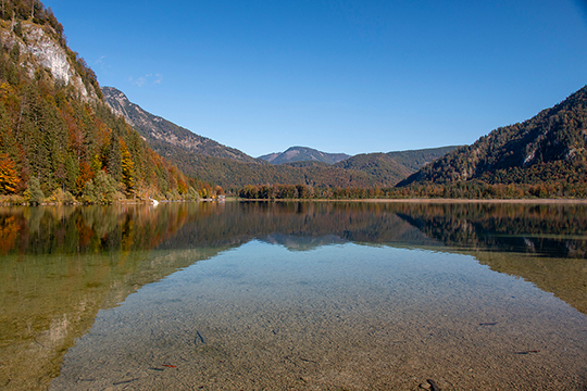 Ein ruhiger Herbstmorgen am See