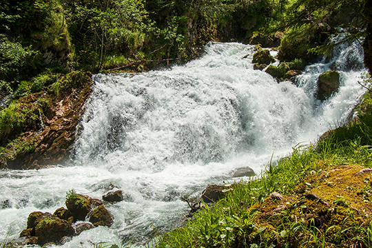 Über Kasskaden fliesst die Piessling ins Tal