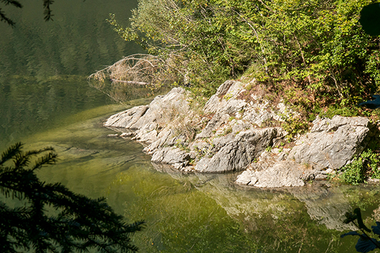 Glasklares Wasser im See